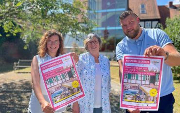 Altstadtlesenacht am 21. Juli 2022 vlnr: Maria Sonnabend (Leitung Bibliothek), Stefanie Göthe-Obieglo (Pelikan e.V.), Michael Dümche (Bibliothek)