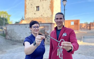 S. Deckert & M. Steib (Stadt Burg) eröffnen Buchungsstart
