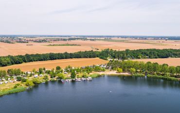 Campingplatz am Niegripper See mit danebenliegenden Hundestrand (rechts) © Stadt Burg