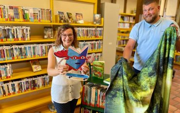 Lesesommer XXL im Bücher-Dschungel vlnr: Maria Sonnabend und Michael Dümche (Bibliothek)